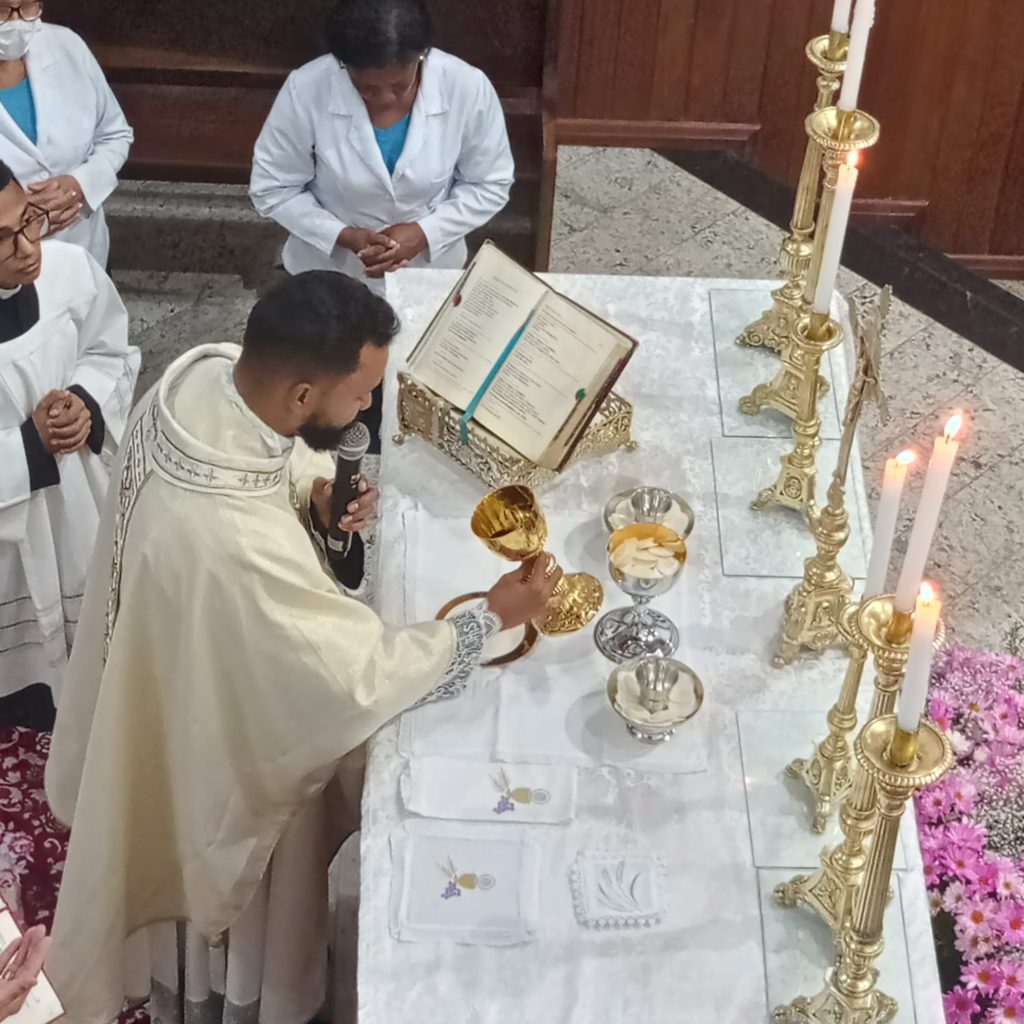 Fieis lotam Igreja Matriz na primeira noite da Novena em homenagem à